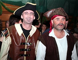 rechts der Oberpirat